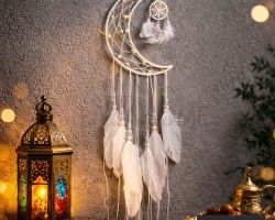 زينة رمضان / تعليقة هلال ابيض قش مع ريش وخرز 75 سم