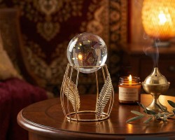 تحفة - بلورة شفاف كبير مع ستاند ذهبي