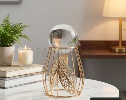 تحفة - بلورة شفاف كبير مع ستاند ذهبي