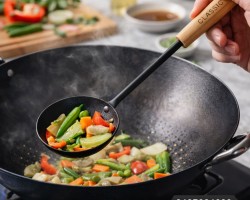 مغرفة شوربة مجور حيف واطي معدن اسود يد خشب GUANGDA