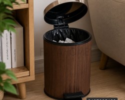 سلة مهملات دعسة بلاستيك لون خشبي مع اطار فضي سلة مهملات دعسة بلاستيك لون خشبي مع اطار فضي
