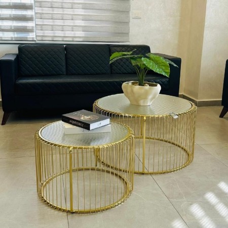 طقم طاولة وسط قطعتين معدن ذهبي مدور وجه زجاج عمدان - طاولتين