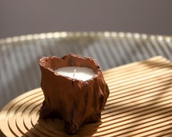 شمع معطر قاعدة قوار خشب قرمية شكل جذع حجم وسط مدور