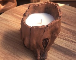 شمع معطر قاعدة قوار خشب قرمية شكل جذع حجم وسط مدور