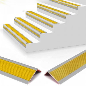 رول لاصق مانع التزحلق لزوايا الدرج