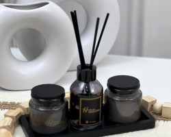 طقم معطر جو فاخر عيدان + شمعتين + ستاند - صينيه قاعدة 4 قطع