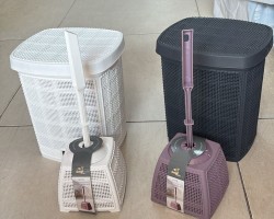 فرشاه حمام مع سلة - سطل مهملات دعسه مربع مخرم طقم قطعتين AKAY583