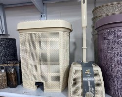 فرشاه حمام مع سلة - سطل مهملات دعسه مربع مخرم طقم قطعتين AKAY583
