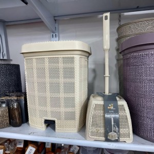 فرشاه حمام مع سلة - سطل مهملات دعسه مربع مخرم طقم قطعتين AKAY583