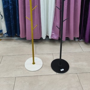 ستاند - شماعة لتعليق الملابس عامود شجري معدن مع قاعدة رخام لون اسود / ذهبي ستاند - شماعة لتعليق الملابس عامود شجري معدن مع قاعدة رخام لون اسود / ذهبي