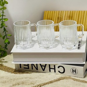 طقم كاسات شاي شفاف مع يد 12 قطعه مضلع من تحت ومنفوخ