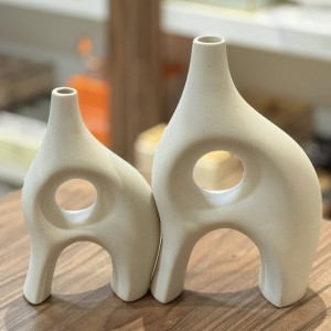 طقم فازات مزهريات قطعتين فتحة شكل o مايل ابيض محزز طقم فازات مزهريات قطعتين فتحة شكل o مايل ابيض محزز