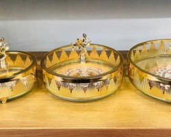 طقم مضايف - صواني تفضيل مدور / سداسي ذهبي او فضي مع غطا زجاج 3 قطع