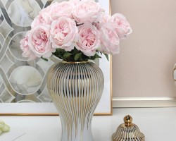 مزهرية بورسلان ابيض محزز ذهبي 45 سم مع غطاء