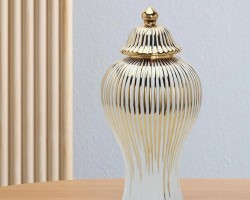 مزهرية بورسلان ابيض محزز ذهبي 45 سم مع غطاء