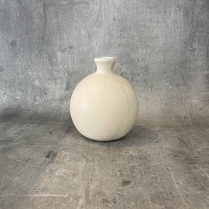 فازه منمش شكل جرة ابيض مدور عنق صغير فازه منمش شكل جرة ابيض مدور عنق صغير