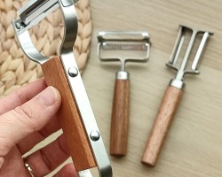 قشارة بطاطا ستانلس ستيل مع مقبض مستطيل بامبو SHENGYA قشارة بطاطا ستانلس ستيل مع مقبض مستطيل بامبو SHENGYA