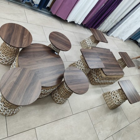 طقم طاولة وسط مدور مع 4 اسكملات مخروط صنارة نسيج قش مجدول